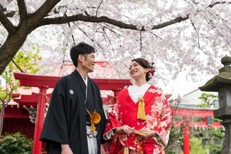 青森県青森市の廣田神社で神前式に臨んだ新郎新婦