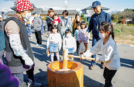 地元の人たちと子どもたちが交流している様子