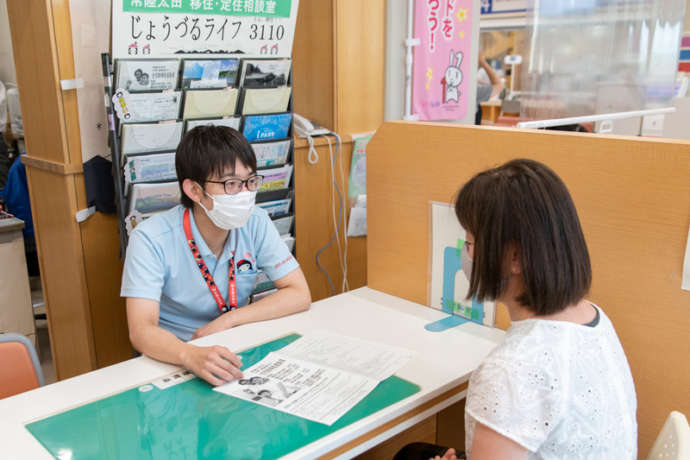 常陸太田市移・定住相談室で相談を受ける會澤さん