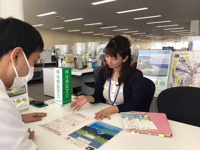 日立市の移住相談窓口で対応しているようす