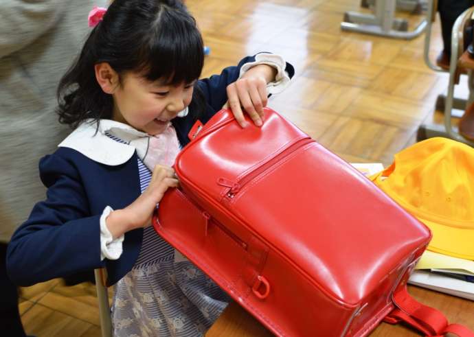 日立市からランドセルをプレゼントされた新小学1年生