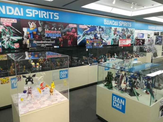 ポケモンやガンダムのプラモデルの展示