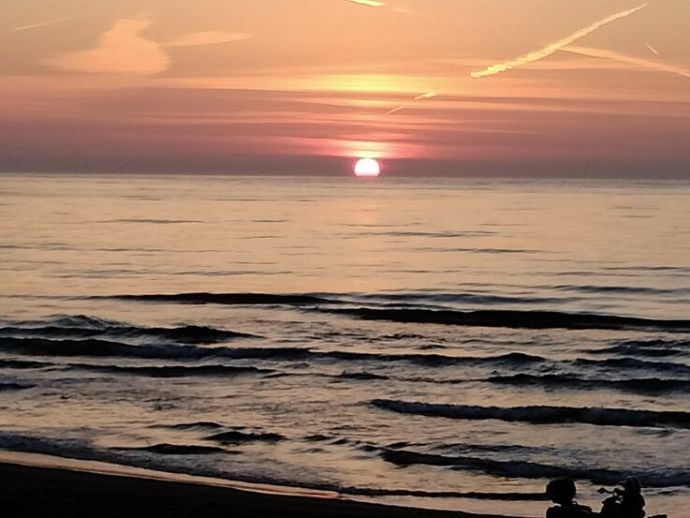 千里浜から見た日本海に沈む夕日の風景