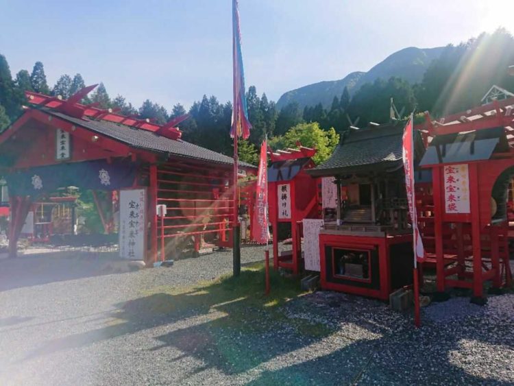 熊本県阿蘇郡にある宝来宝来神社の拝殿が並ぶ様子