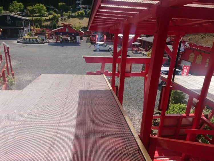 宝来宝来神社の廊下から駐車場を眺める図