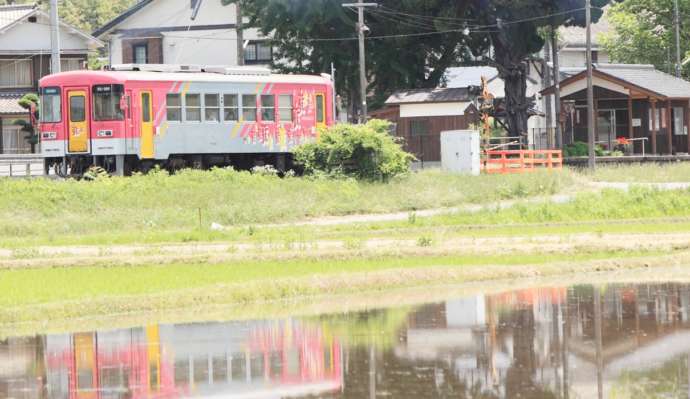 田植え前の春の水田に映る「北条鉄道」の単行気動車