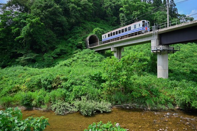 ほくほく線の虫川大杉～ほくほく大島間：夏の風景