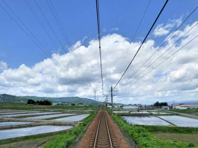 「ほくほく線」の六日町～魚沼丘陵間の景色