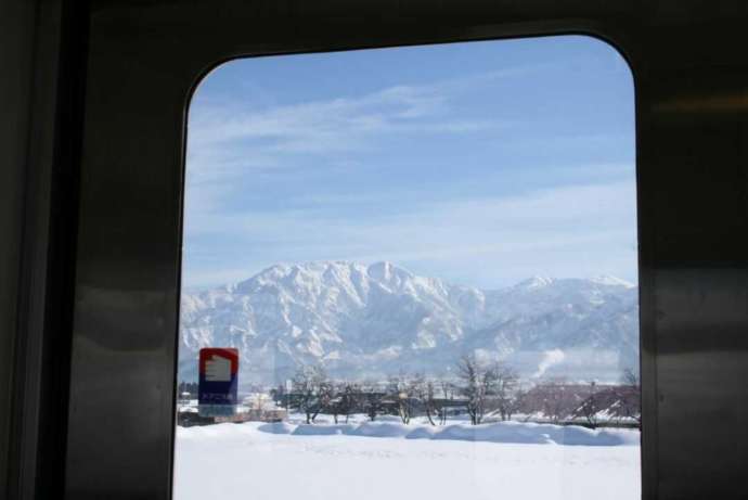 ほくほく線の車内からの冬景色