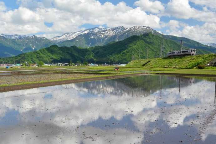 ほくほく線の春の風景