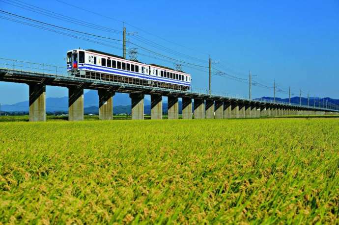 ほくほく線の秋の風景