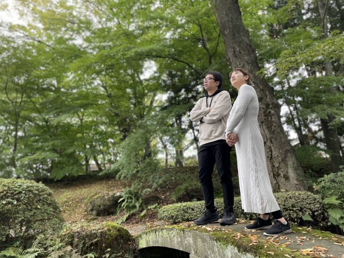 庭園散策を楽しむカップル