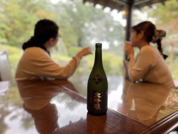 庭を眺めながら試飲をするカップル