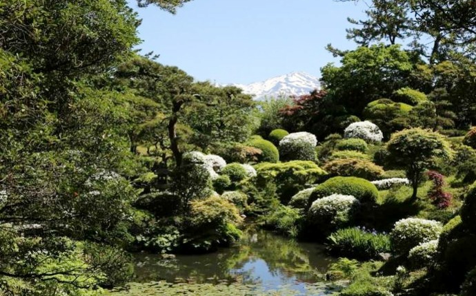 鶴舞園と鳥海山の写真