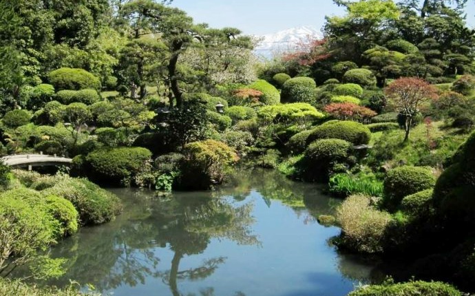 借景の鳥海山と鶴舞園の写真