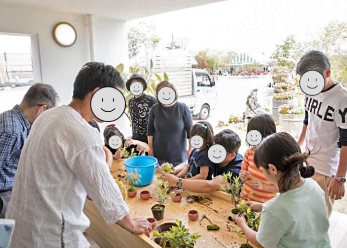 道の駅「庭園の郷保内」での苔玉作りワークショップの様子