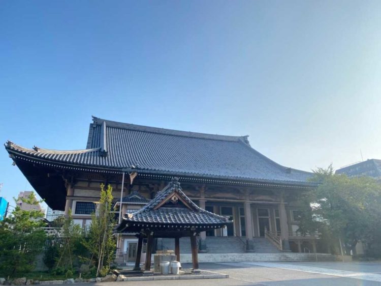 青空の下佇む東本願寺