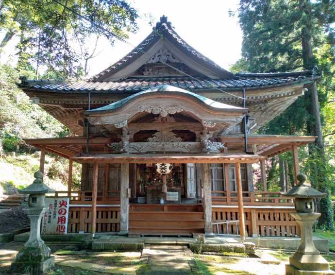 「妙法寺」内にある七面宮