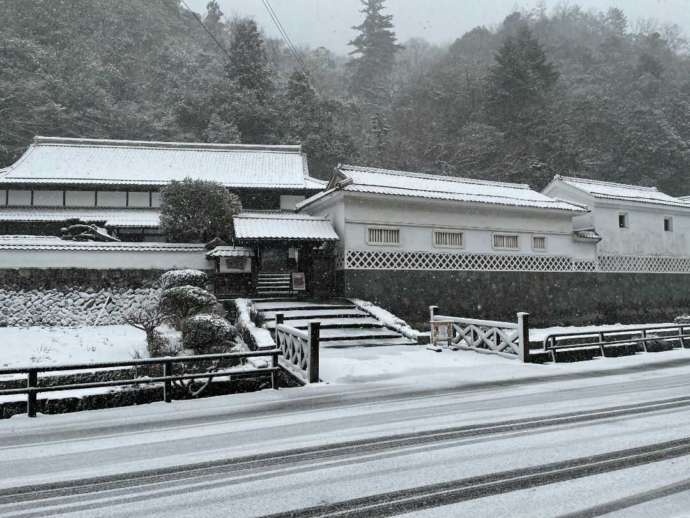 雪化粧で覆われた堀庭園外観