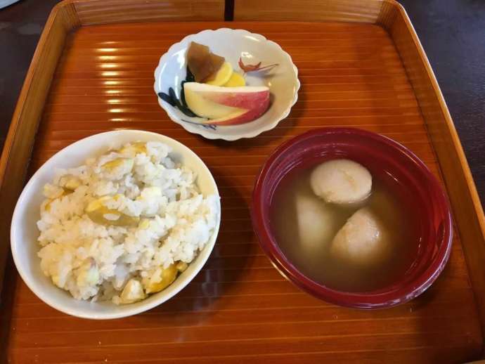 体験イベントでもてなされる栗ご飯や芋煮