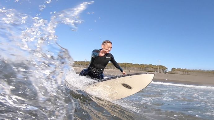 神奈川県茅ヶ崎市の「Hosoii Surf&Sports」のスタッフが見本を担っている様子