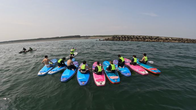 神奈川県茅ヶ崎市の「Hosoii Surf&Sports」の体験スクールの様子を引きで眺める