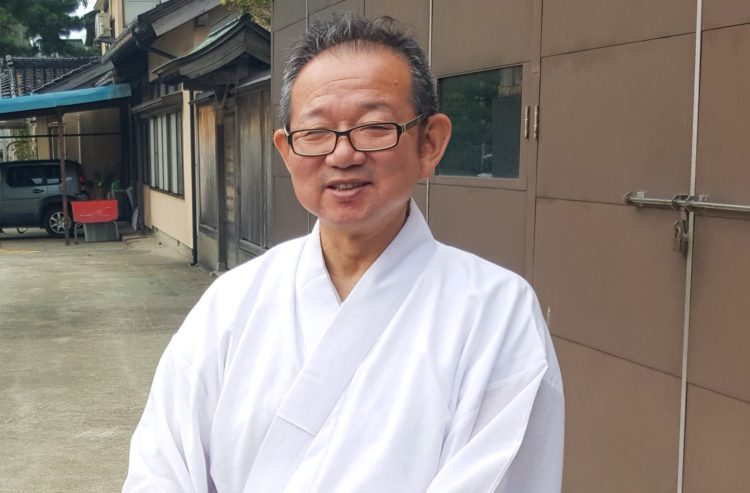 富山県射水市の神前結婚式ができる放生津八幡宮の宮司・大伴泰史さん