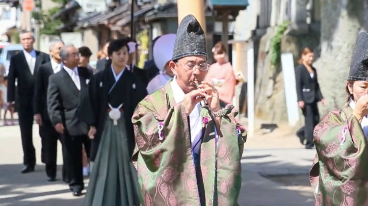 富山県射水市の神前結婚式ができる放生津八幡宮