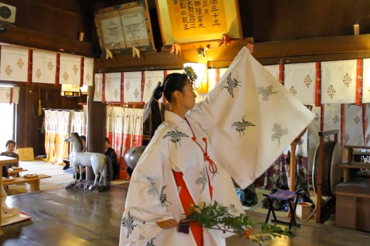 富山県射水市の神前結婚式ができる放生津八幡宮