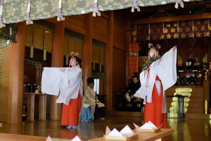 湯島天神の神社式で巫女が舞う様子