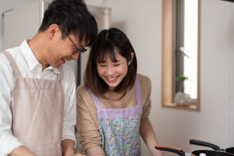 夫婦円満で料理を作る様子