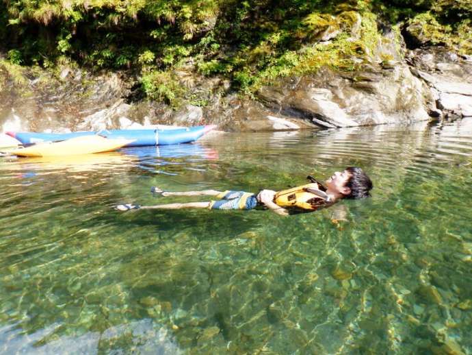 自然体験／まつさか香肌峡 i sierraのカヌー体験中に川で遊ぶ様子