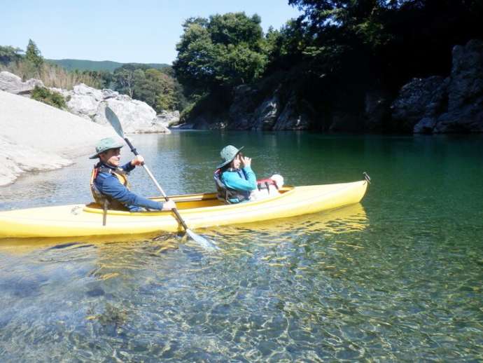 自然体験／まつさか香肌峡 i sierraのカヌー体験の様子