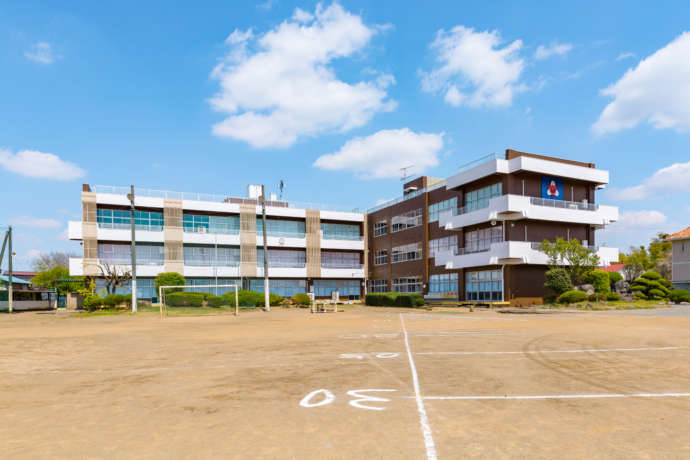 境町小学校外観