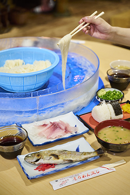 鹿児島県指宿市にある唐船峡そうめん流し