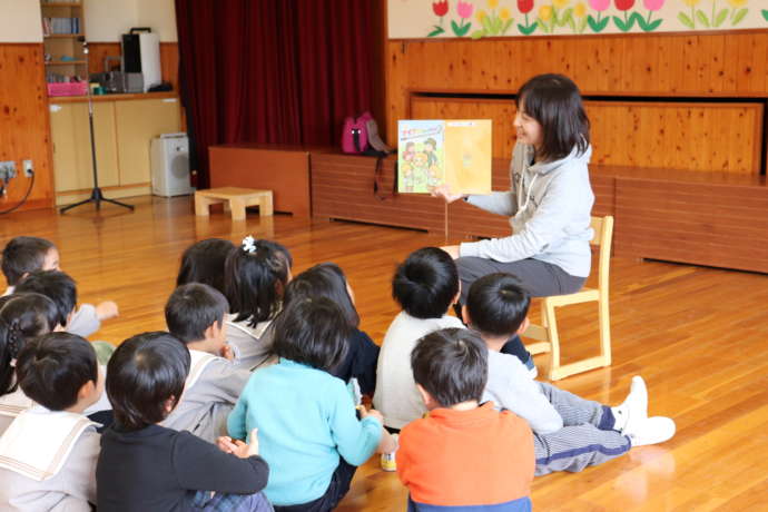 子どもたちへの絵本読み聞かせの様子