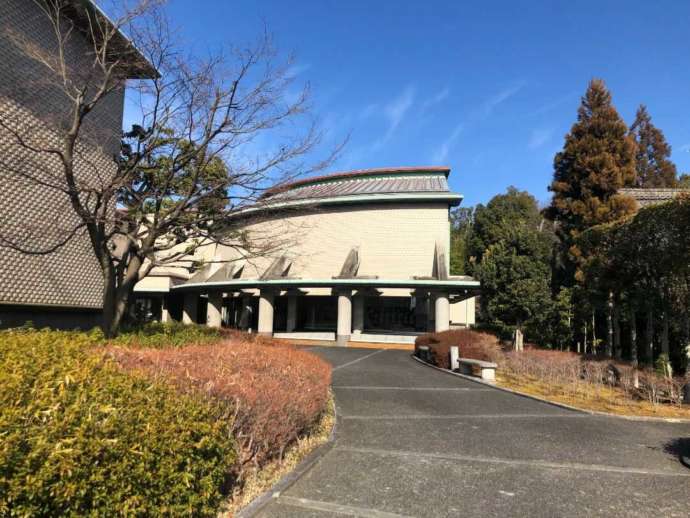 屋根が特徴的な一宮市博物館の外観