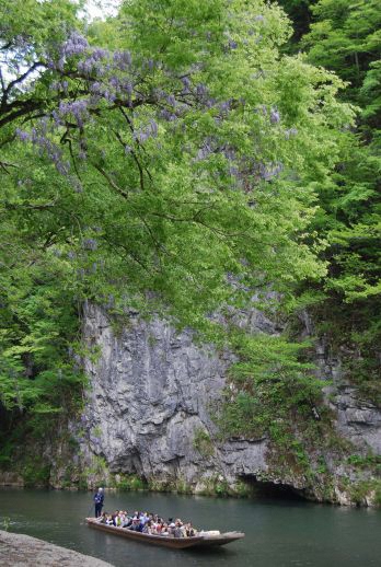 猊鼻渓で見られる雄大な景色