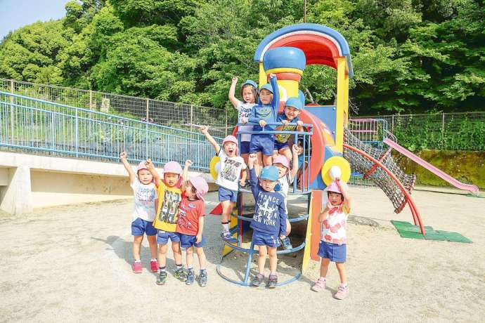 京都府井手町の自然の中で遊ぶ子どもたち