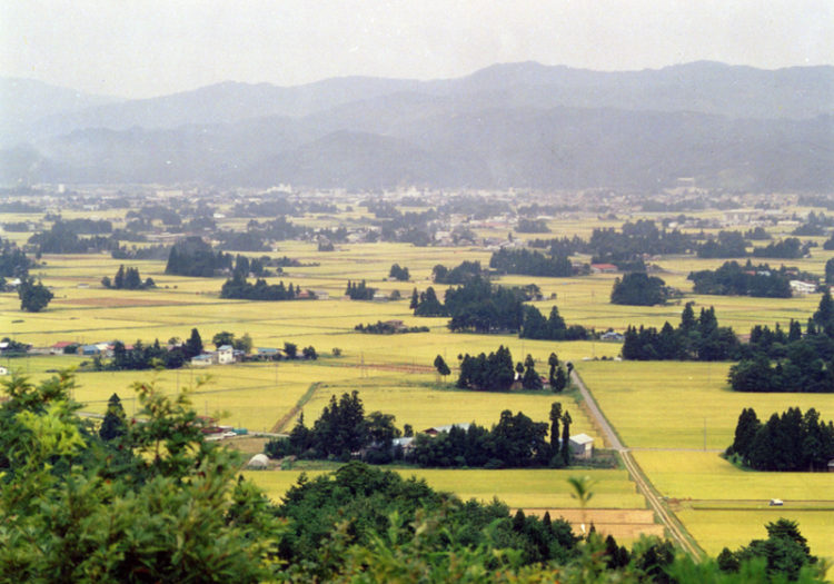 山形県飯豊町が誇る秋の田園散居集落景観