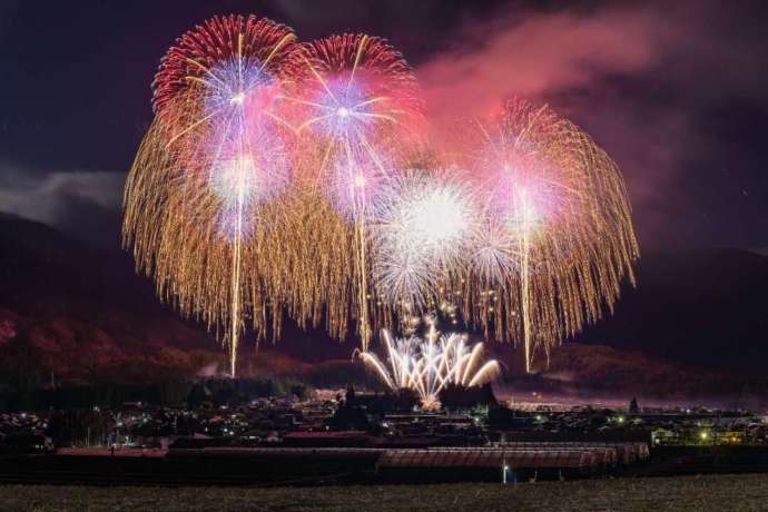 飯島町の花火大会で尺玉が打ち上がる様子