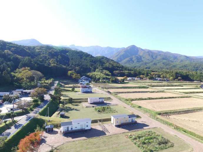 飯島流ワーケーションで使用されるトレーラーハウスと農園