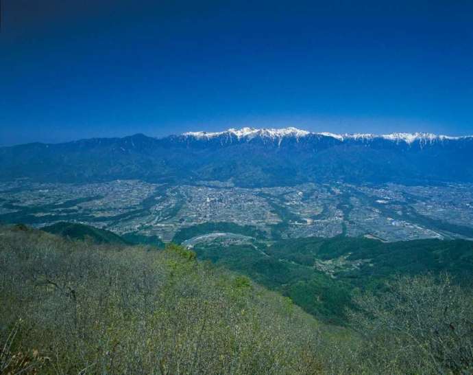 飯島町と陣馬形山の風景