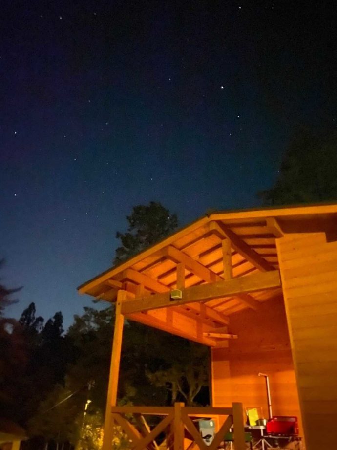 飯地高原自然テント村のキャビンと星空