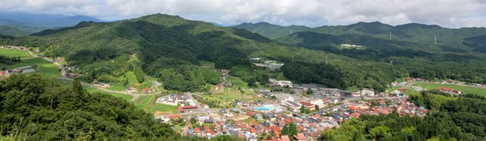 山に囲まれた飯南町のまち並み