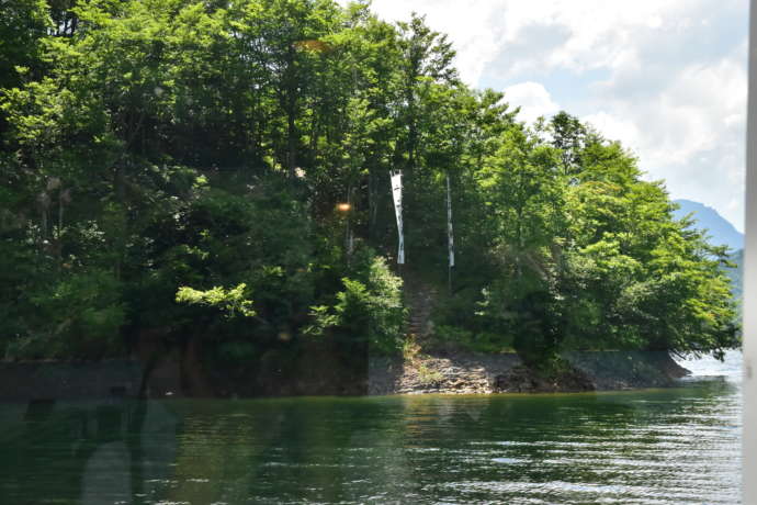 奥只見ダムの上流1kmほどの湖畔に佇む「十二山神社」