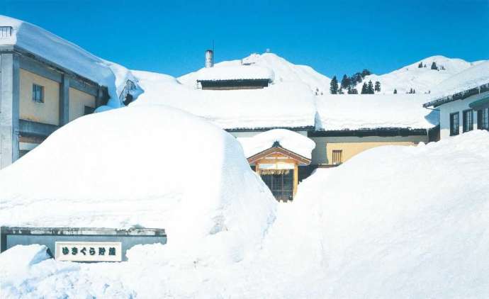 雪に覆われた真冬の玉川酒造の雪中貯蔵庫「ゆきくら」