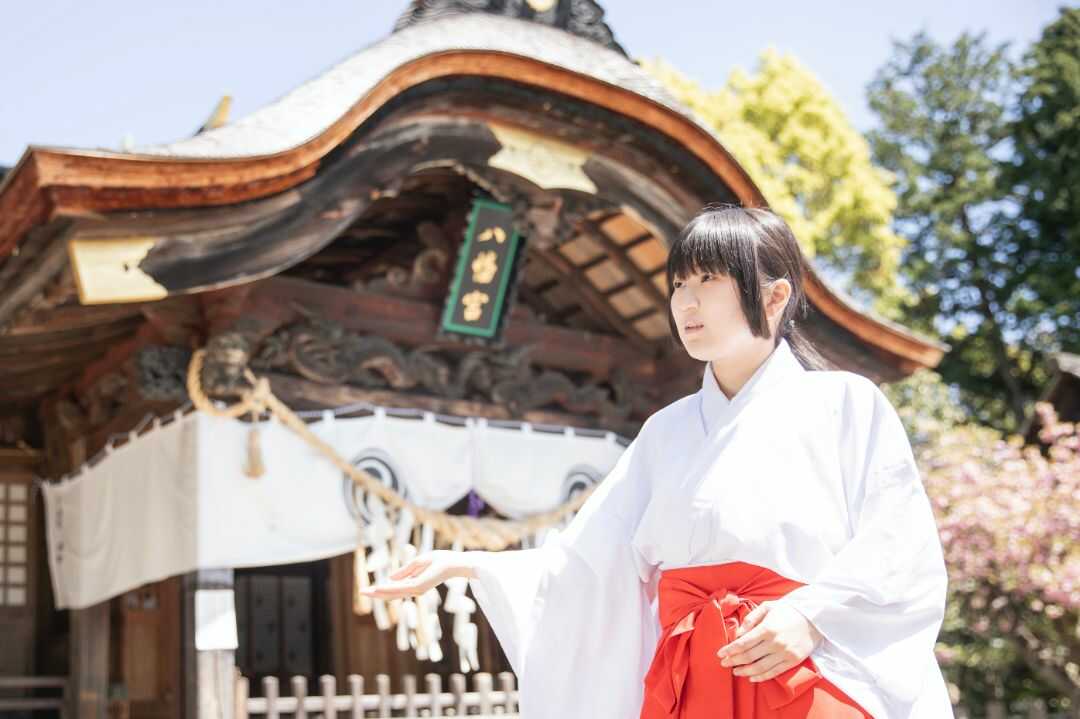 飯野八幡宮の神前式担当・巫女の小川成美さん