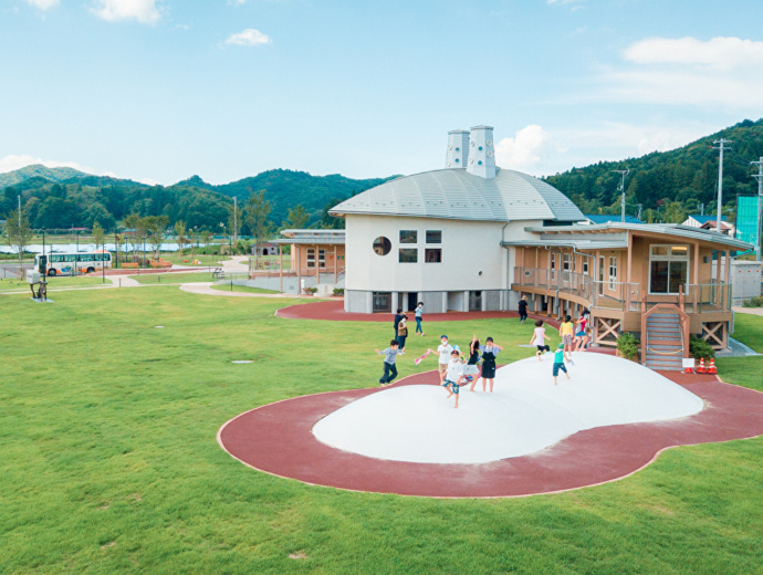 子どもたちが遊んでいるようす