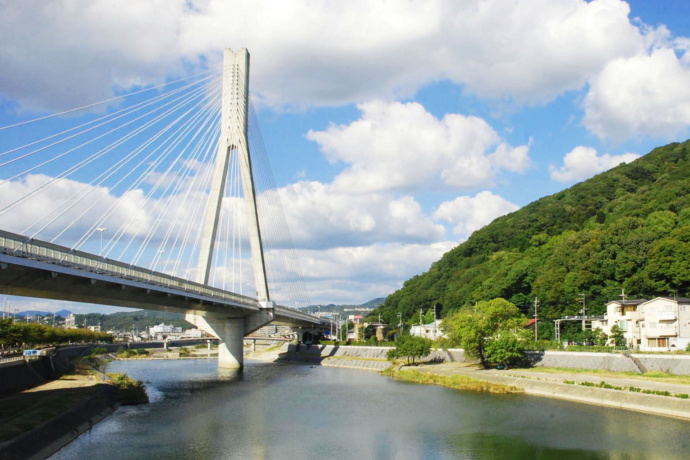 池田城跡公園内の展望休憩舎からの眺め（ビッグハープと五月山）